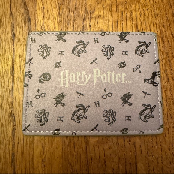 Like new Harry Potter small credit card holder/wallet - Picture 1 of 6